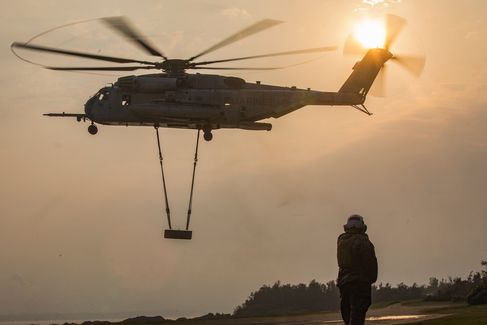 Hook 'em up | CLB-4 Marines conduct helicopter support team operations