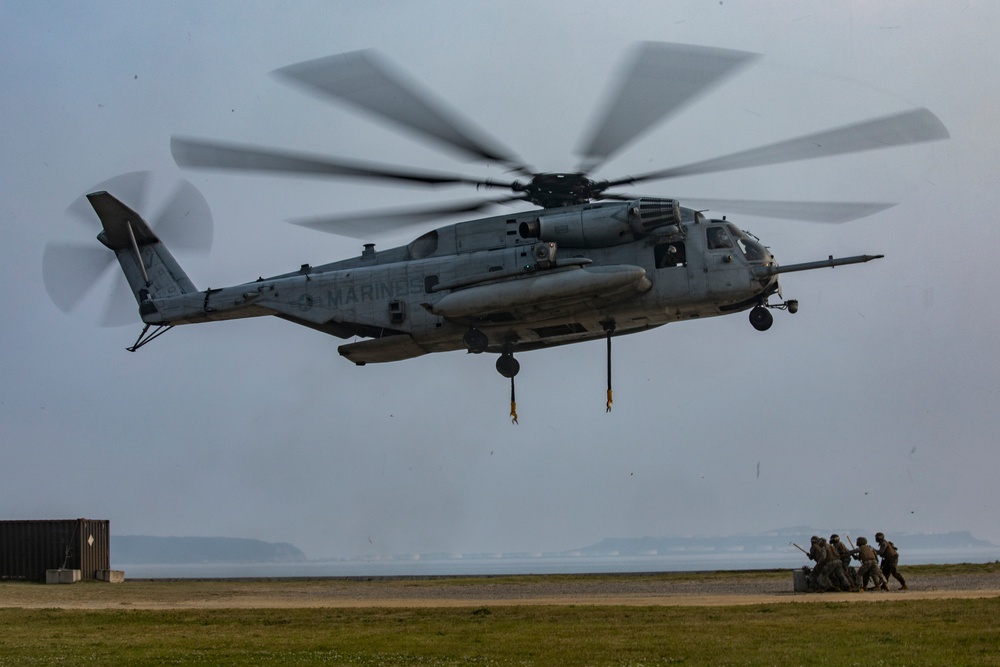 Hook 'em up | CLB-4 Marines conduct helicopter support team operations