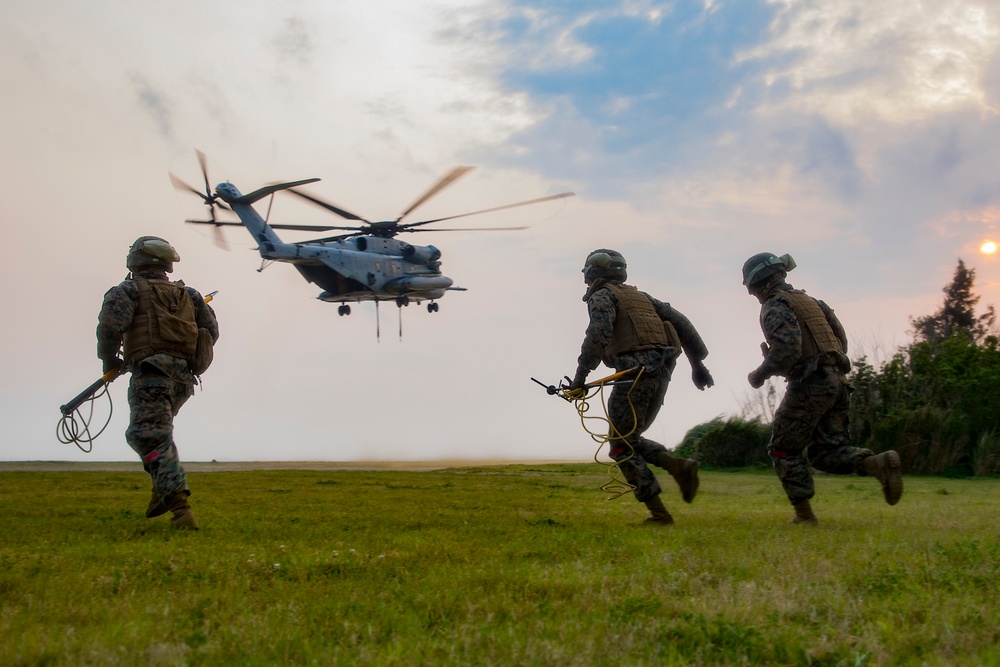 DVIDS - Images - Hook 'em up | CLB-4 Marines conduct helicopter support ...