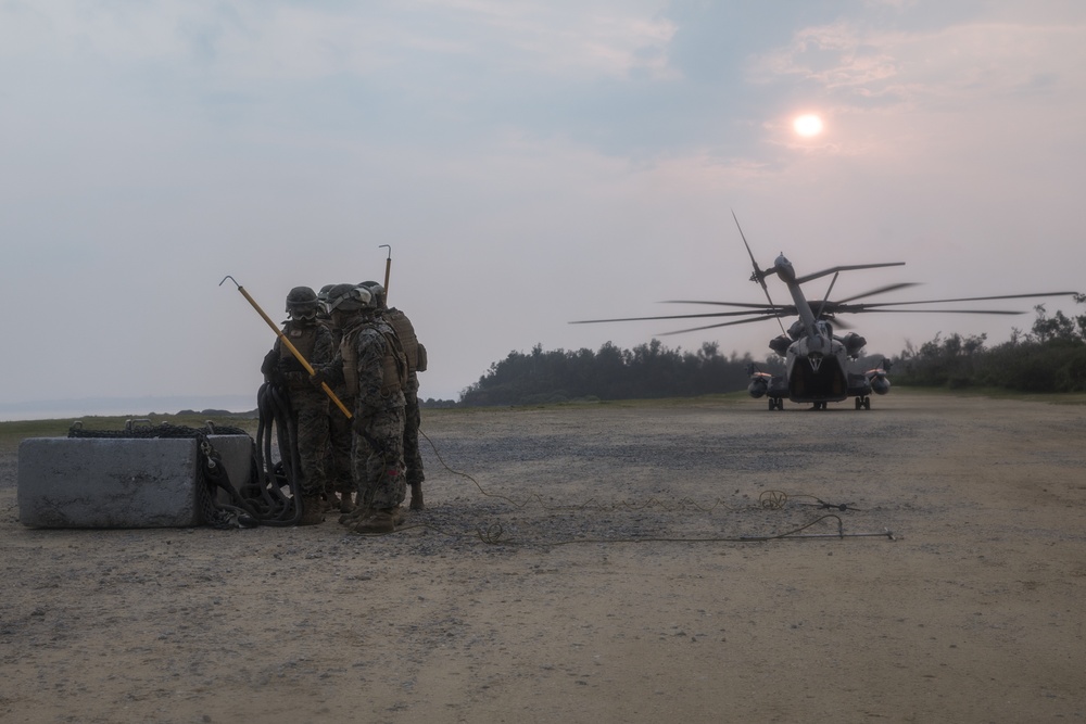 Hook 'em up | CLB-4 Marines conduct helicopter support team operations