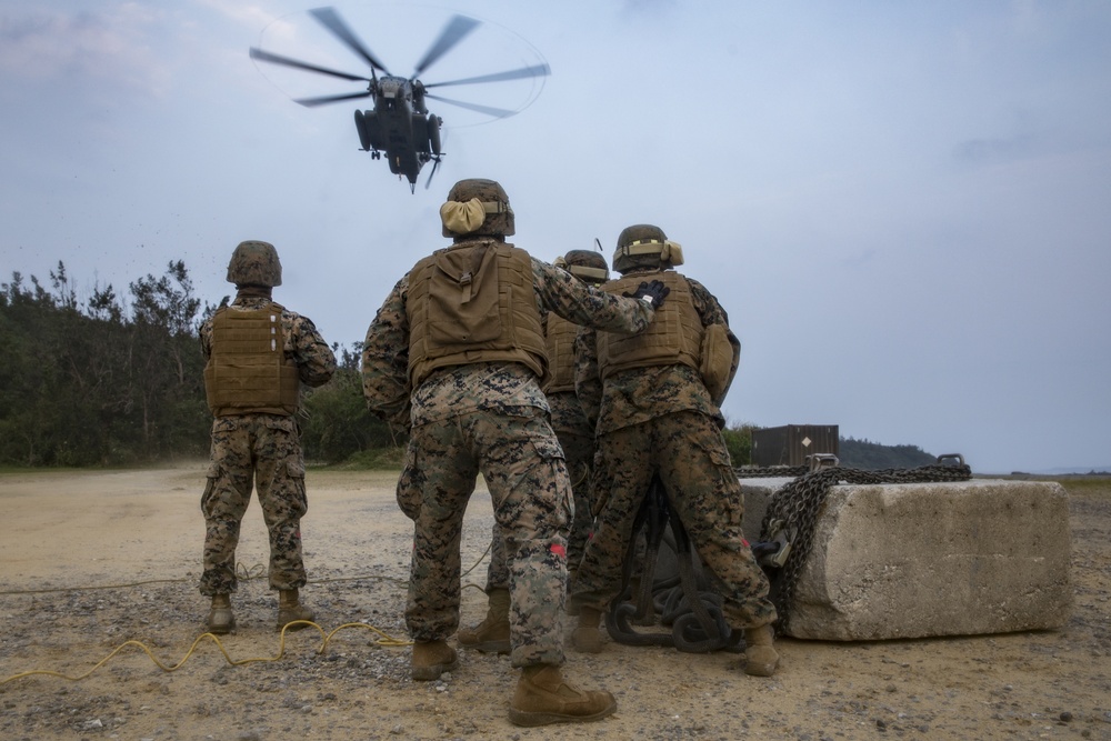 Hook 'em up | CLB-4 Marines conduct helicopter support team operations