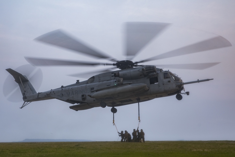 Hook 'em up | CLB-4 Marines conduct helicopter support team operations