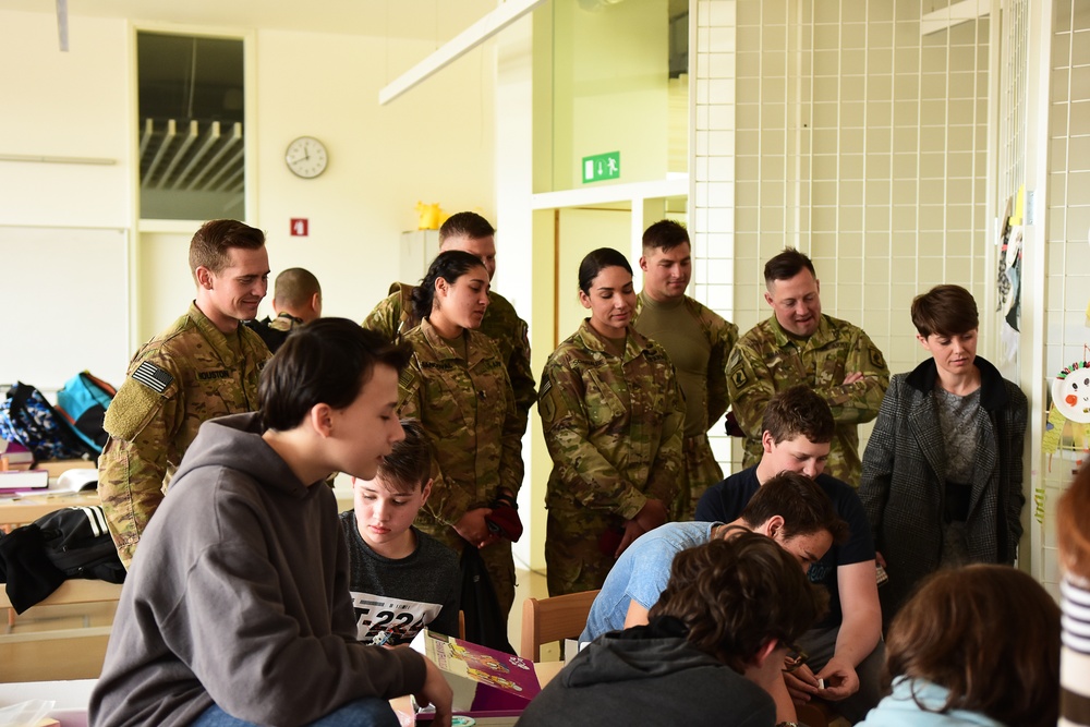 Sky Soldiers observe Slovenian students while they learn