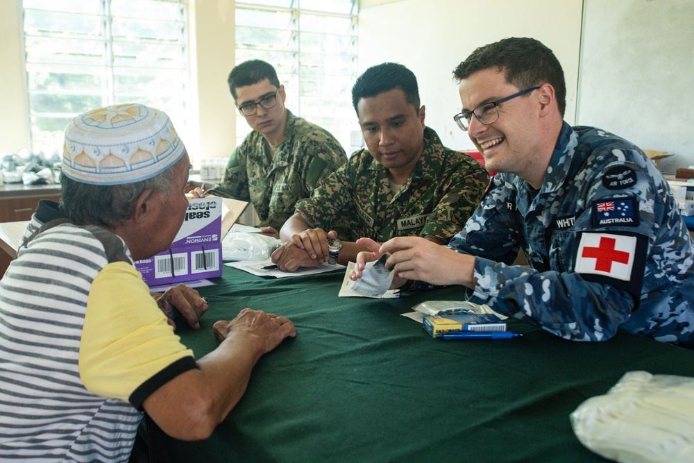 Pacific Partnership 2019 Personnel Work Together with Malaysian Armed Forces and Paramedics