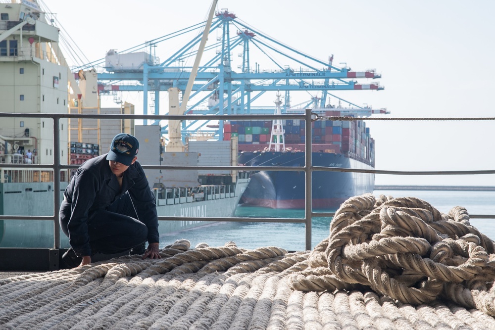 The aircraft carrier USS John C. Stennis (CVN 74) pulls out of Manama, Bahrain