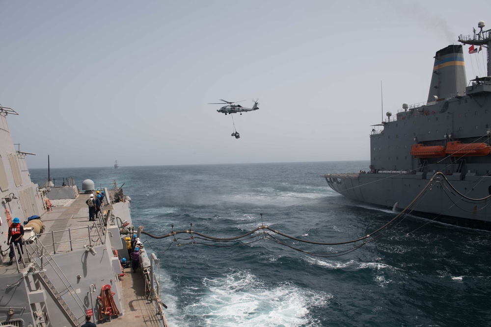 An MH-60R Sea Hawk transports cargo from USNS Kanawha