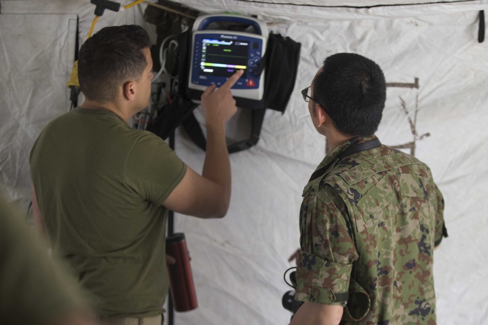 Japanese Amphibious Rapid Deployment Brigade Logistics Battalion trains with Combat Logistics Battalion 31