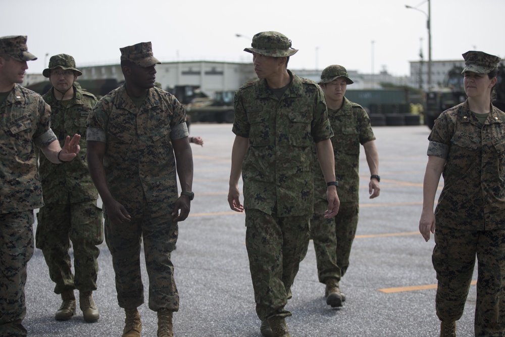 Japanese Amphibious Rapid Deployment Brigade Logistics Battalion trains with Combat Logistics Battalion 31