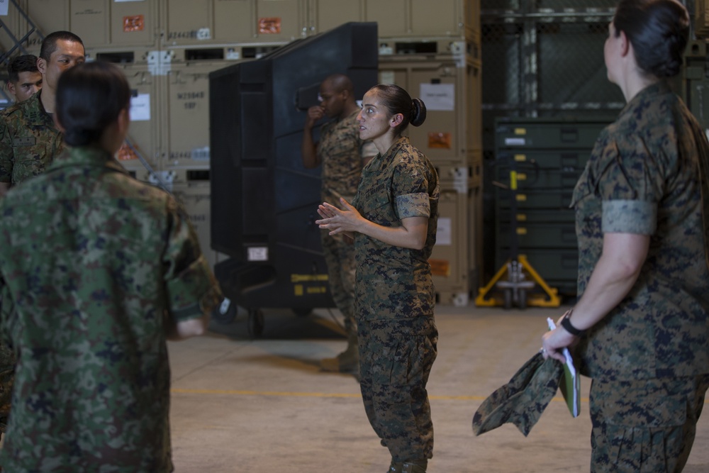 Japanese Amphibious Rapid Deployment Brigade Logistics Battalion trains with Combat Logistics Battalion 31
