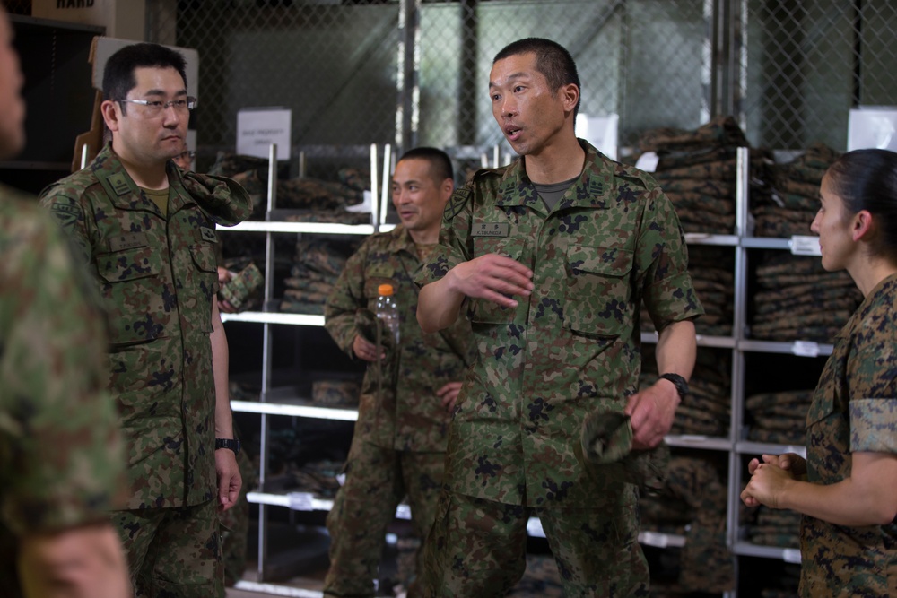 Japanese Amphibious Rapid Deployment Brigade Logistics Battalion trains with Combat Logistics Battalion 31