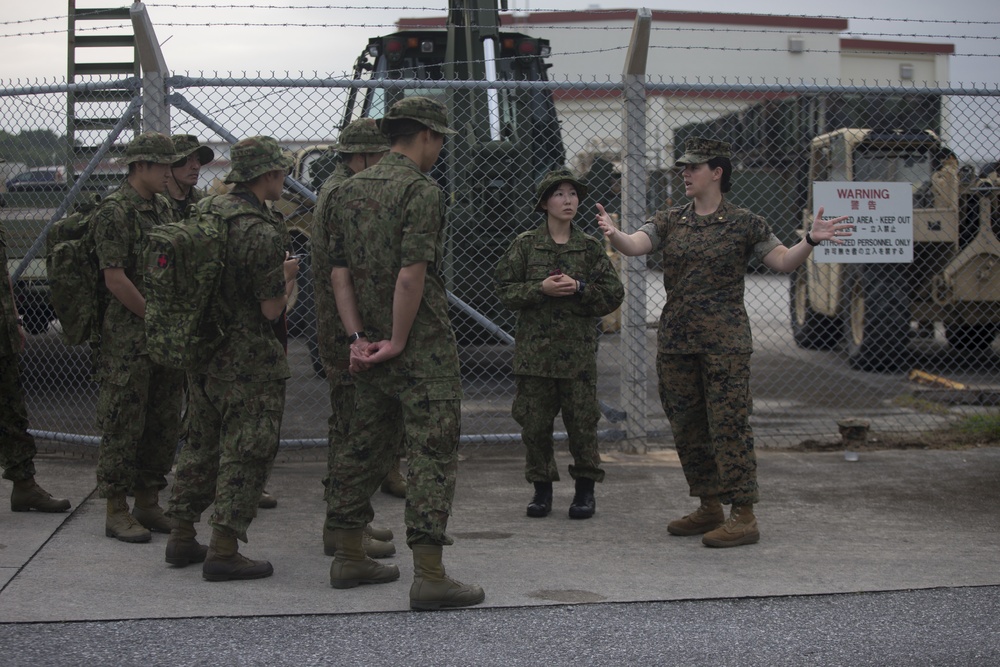 Japanese Amphibious Rapid Deployment Brigade Logistics Battalion trains with Combat Logistics Battalion 31