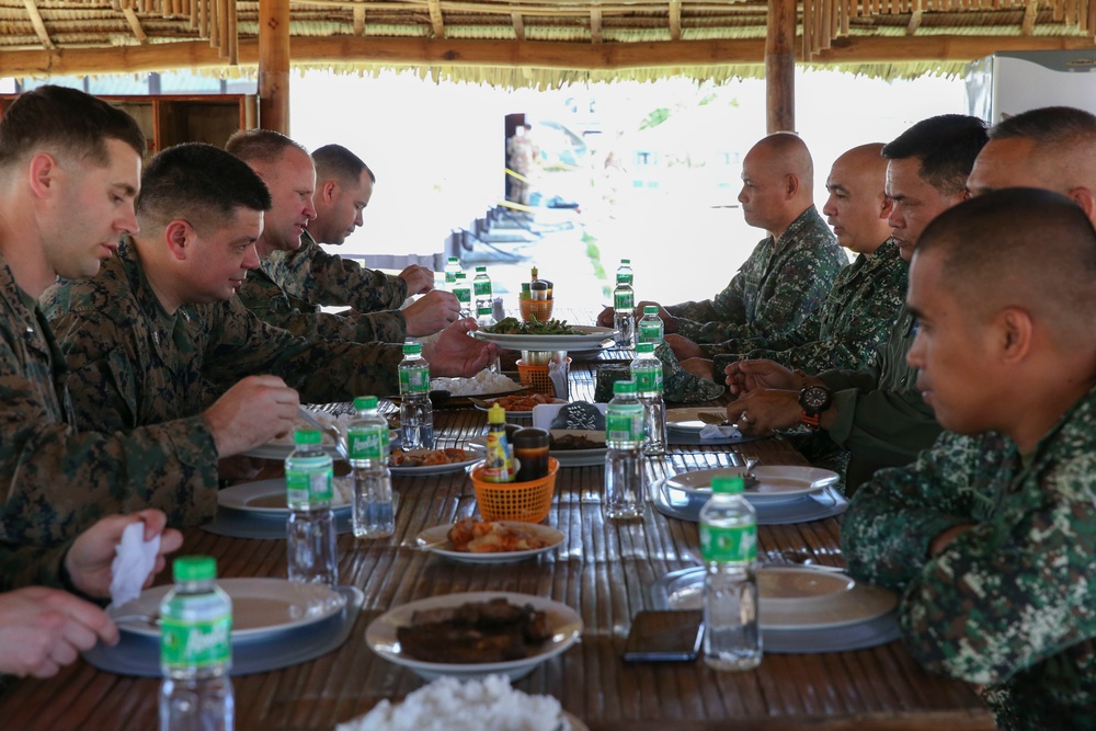 Balikatan 2019: Brig. Gen. McPhillips shares a meal with Philippine Marines