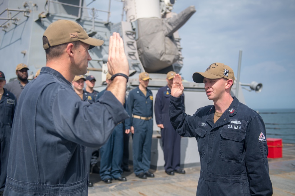 Executive officer of the guided-missile destroyer USS Stockdale administers the oath of enlistment