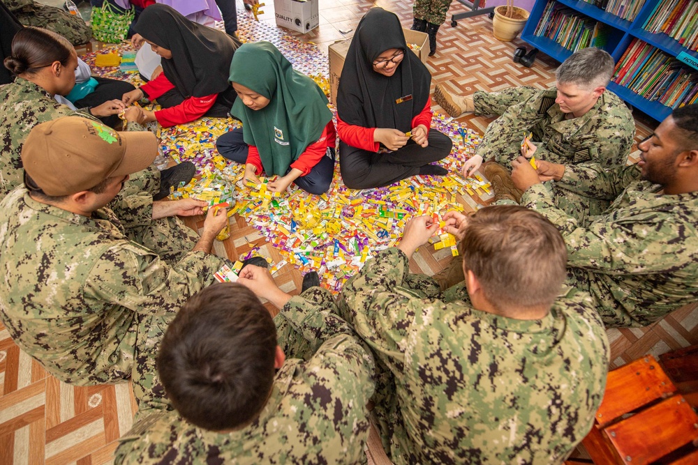 Pacific Partnership 2019 Personnel Interact with SMK Semerah Padi students