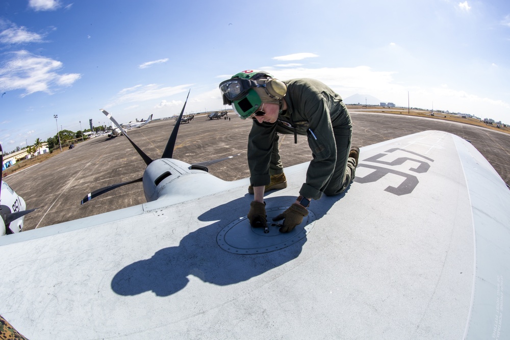 Balikatan 2019: Preparing a C-130 for flight
