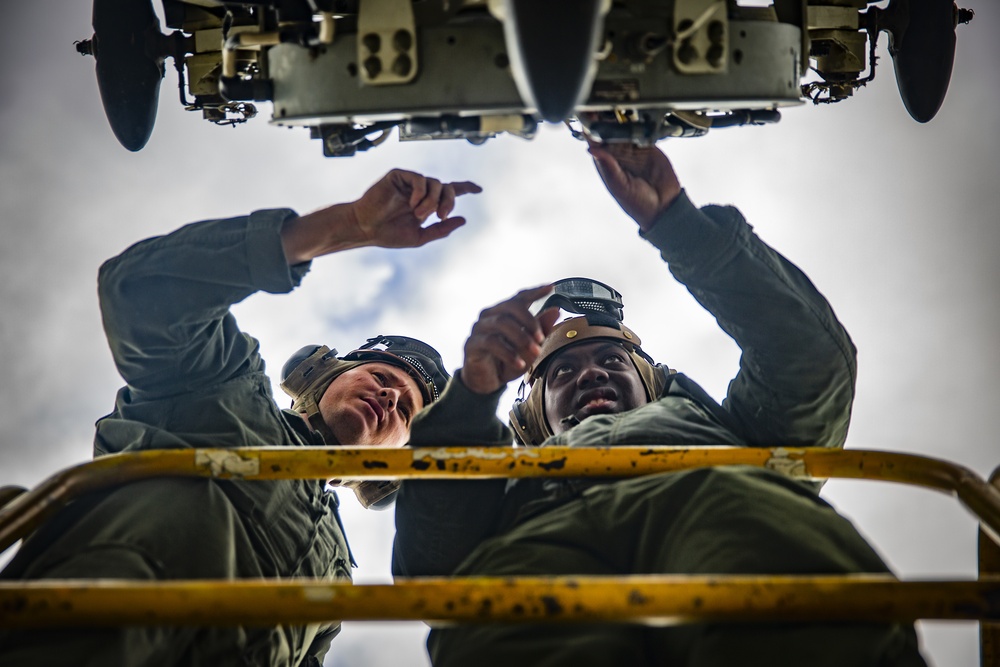 VMM-164 Marines replace MV-22 Osprey blade