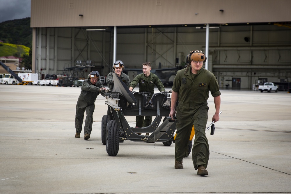 VMM-164 Marines replace MV-22 Osprey blade