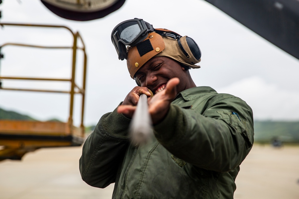 VMM-164 Marines replace MV-22 Osprey blade