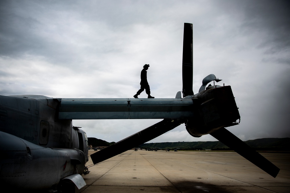 VMM-164 Marines replace MV-22 Osprey blade