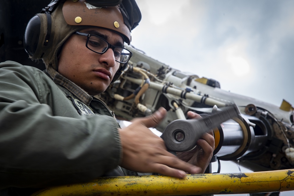 VMM-164 Marines replace MV-22 Osprey blade