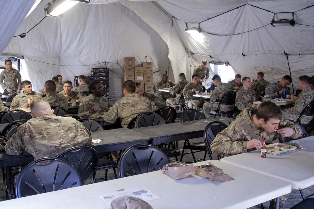 1st Infantry Division Soldiers start Warfighter with a hot meal