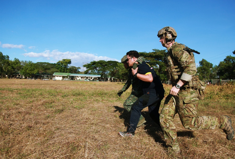 Balikatan 2019: U.S. Special Forces, Armed Forces of the Philippines conduct medical evacuation hoist training