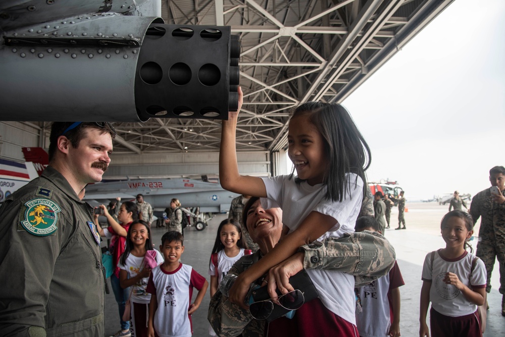 Balikatan 2019: Sapang Bato Elementary School students view A-10 Thunderbolt IIs