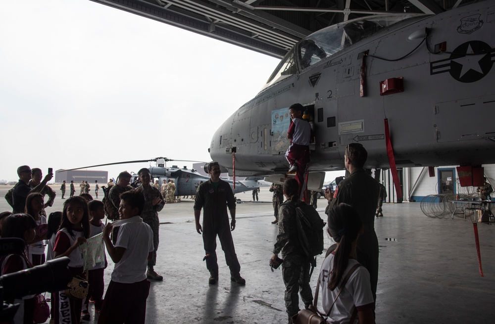 Balikatan 2019: Children from Sapang Bato Elementary School view the A-10 Thunderbolt II