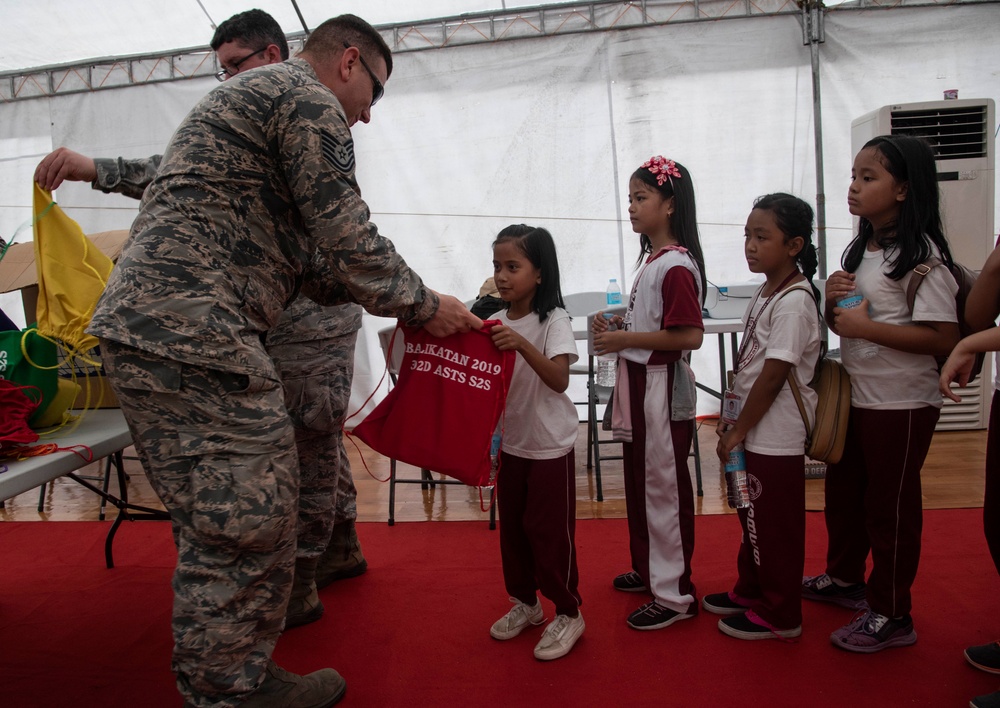 Balikatan 2019: USAF hands out school supplies to Filipino students