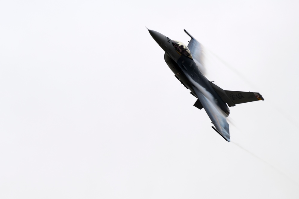 VDT performs for Team Shaw