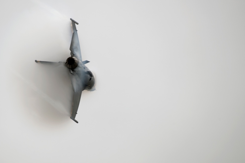 VDT performs for Team Shaw