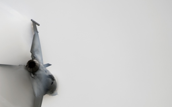 VDT performs for Team Shaw