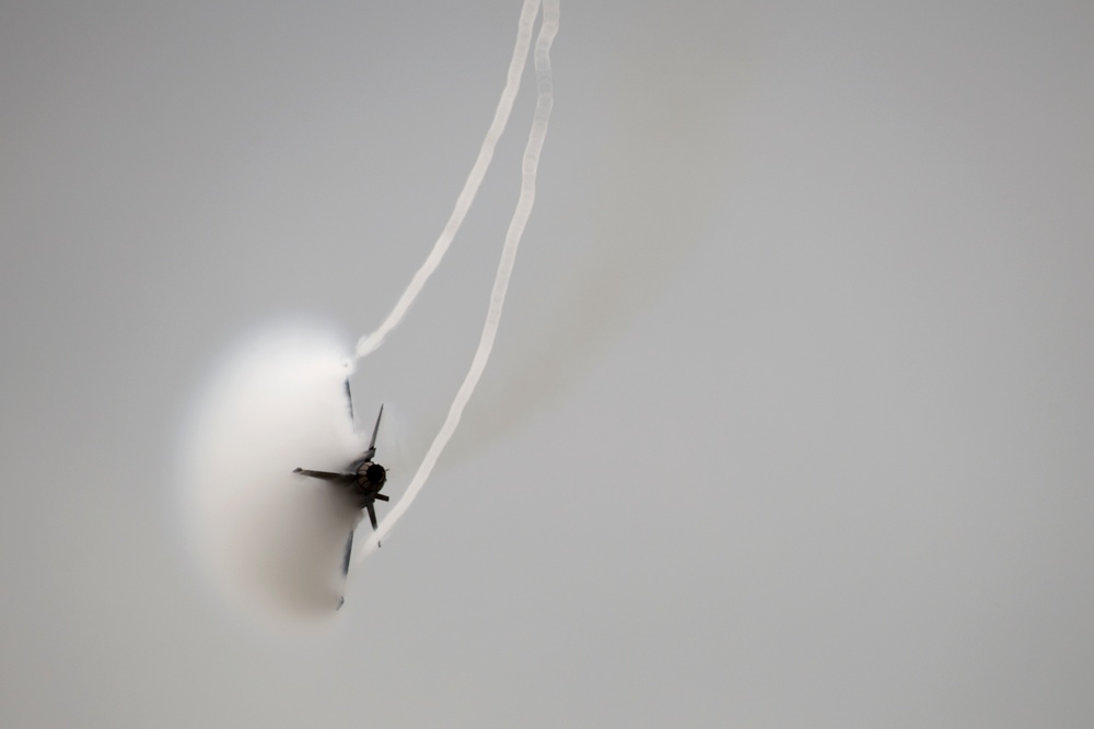 VDT performs for Team Shaw