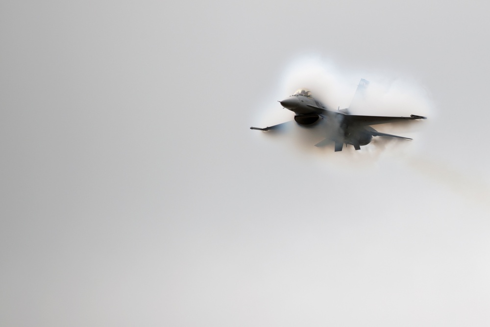 VDT performs for Team Shaw