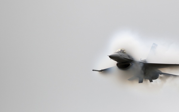 VDT performs for Team Shaw