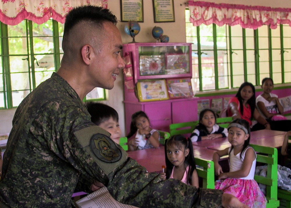 Philippine Army, U.S. Marines hold community relations event for children of Don Eulogio Luistro Elementary School