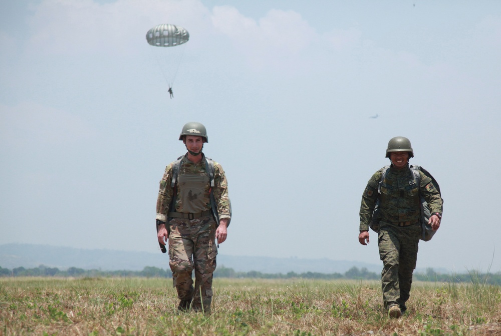 (E) Balikatan 2019: U.S. Special Forces, Armed Forces of the Philippines conduct airborne operation
