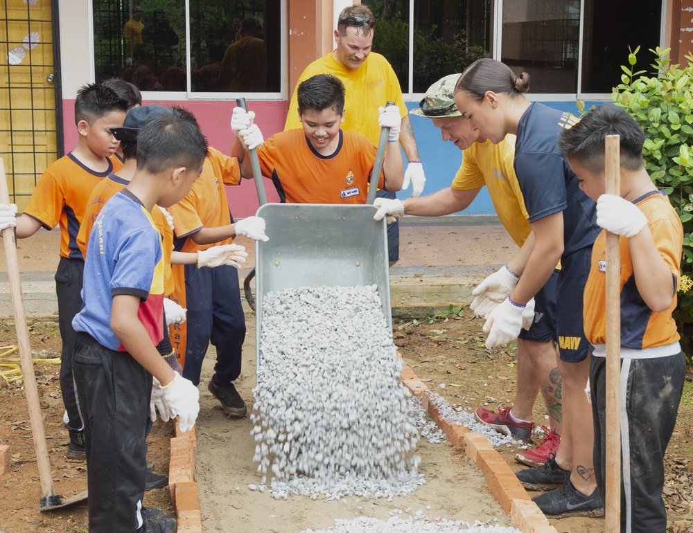 Pacific Partnership 2019 Malaysia: SK Rakyat Tupong Landscaping