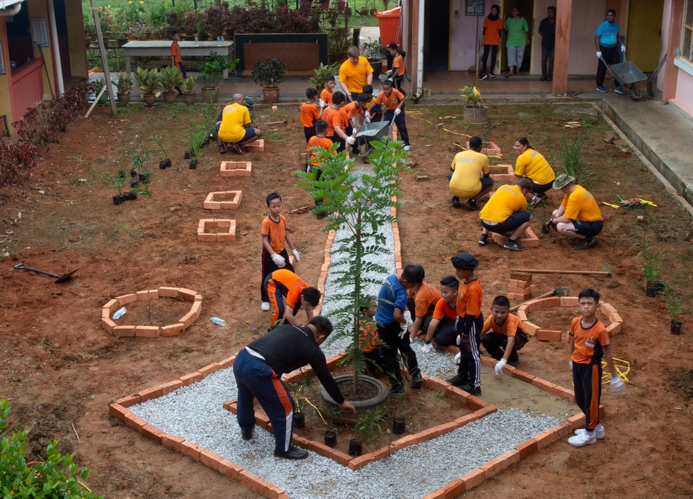 Pacific Partnership 2019 Malaysia: SK Rakyat Tupong Landscaping