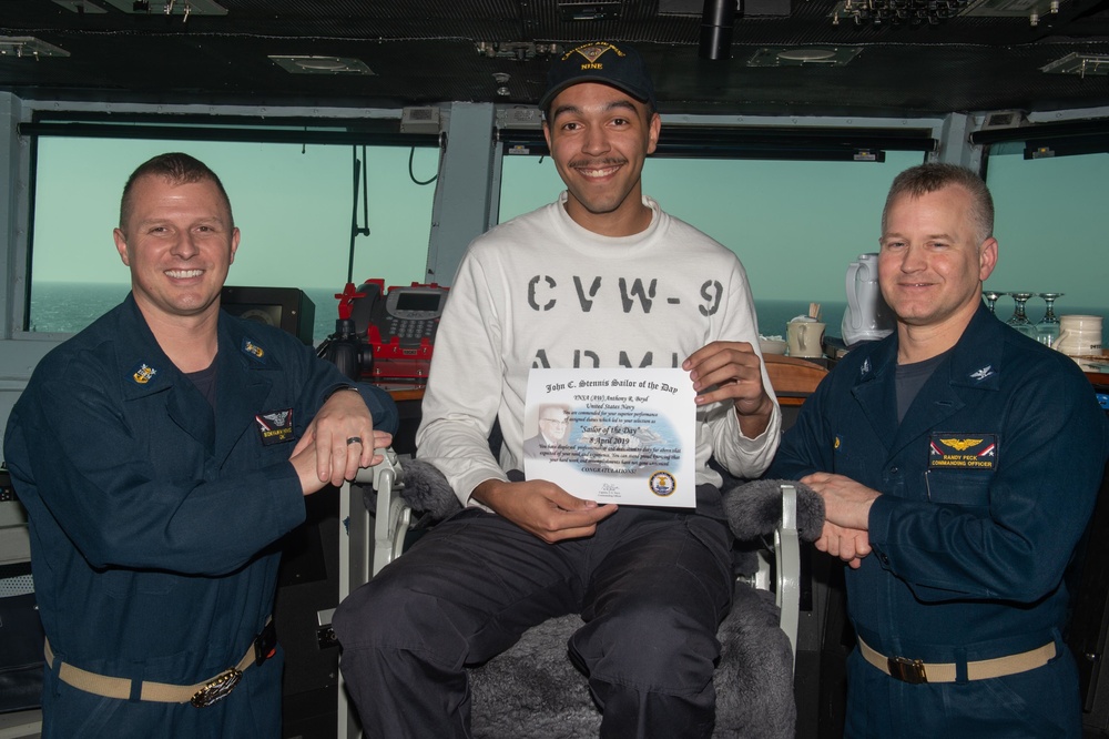 US Sailor recieves Sailor of the Day award