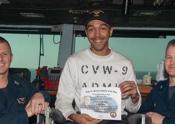 US Sailor recieves Sailor of the Day award