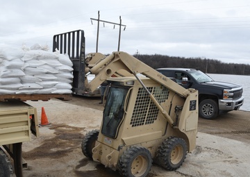 N.D. Army Guard continues flood fight with QRF sandbag deliveries in Cass County