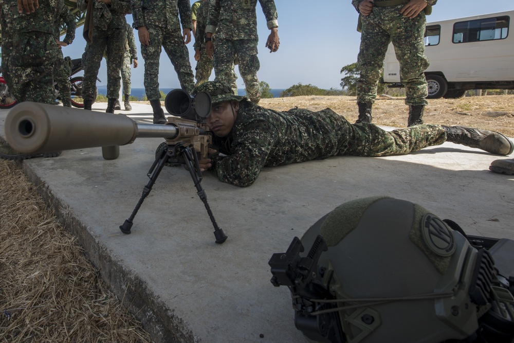 Balikatan 2019: Philippine and U.S. Marine practice reconnaissance techniques