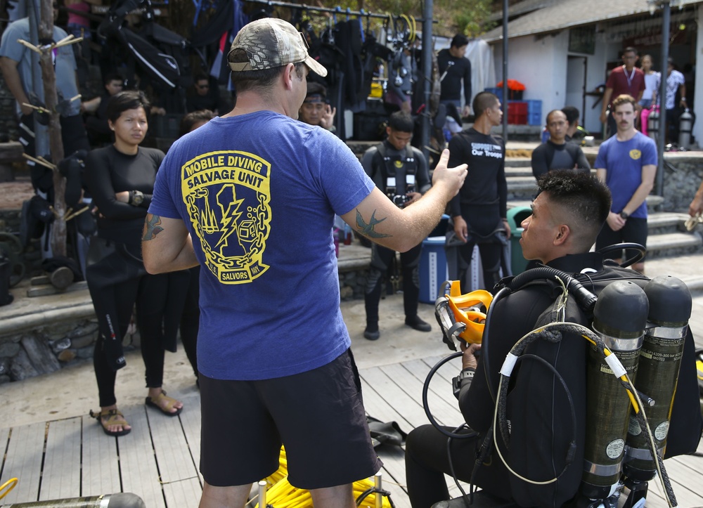 Balikatan 2019: U.S. and Philippine Navy divers train side-by-side during Exercise Balikatan