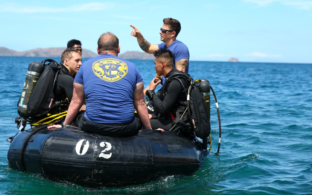 Balikatan 2019: U.S. and Philippine Navy divers train side-by-side during Exercise Balikatan