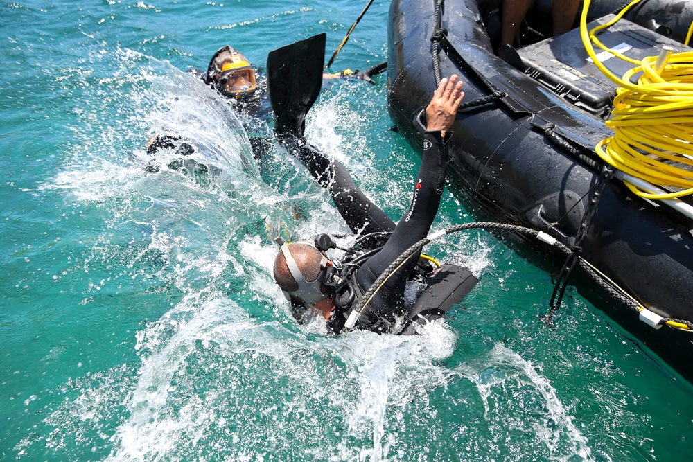 Balikatan 2019: U.S. and Philippine Navy divers train side-by-side during Exercise Balikatan