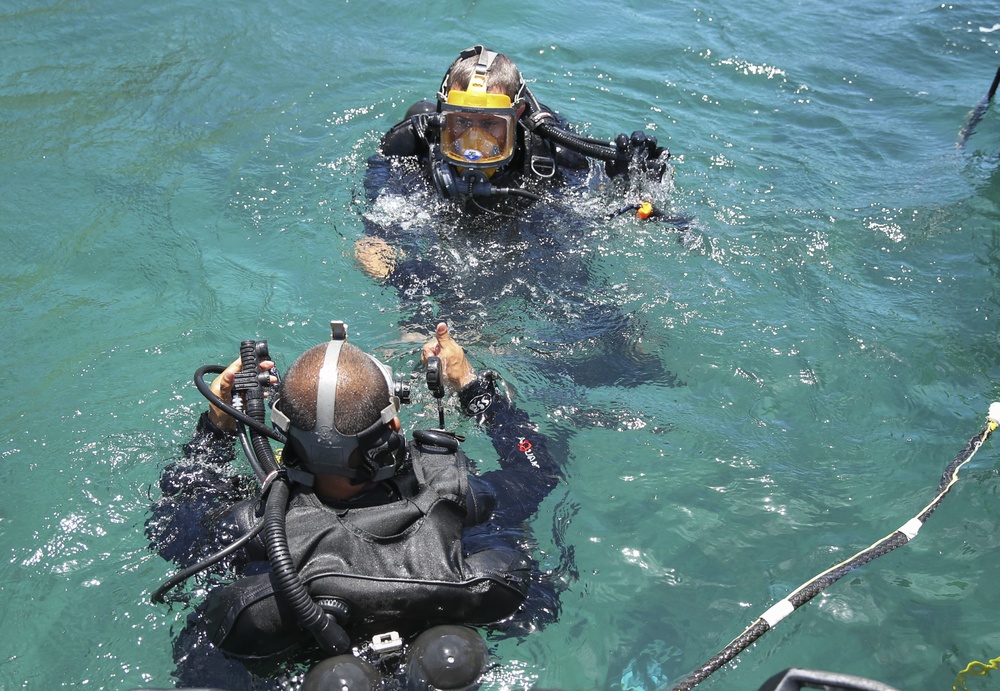 Balikatan 2019: U.S. and Philippine Navy divers train side-by-side during Exercise Balikatan