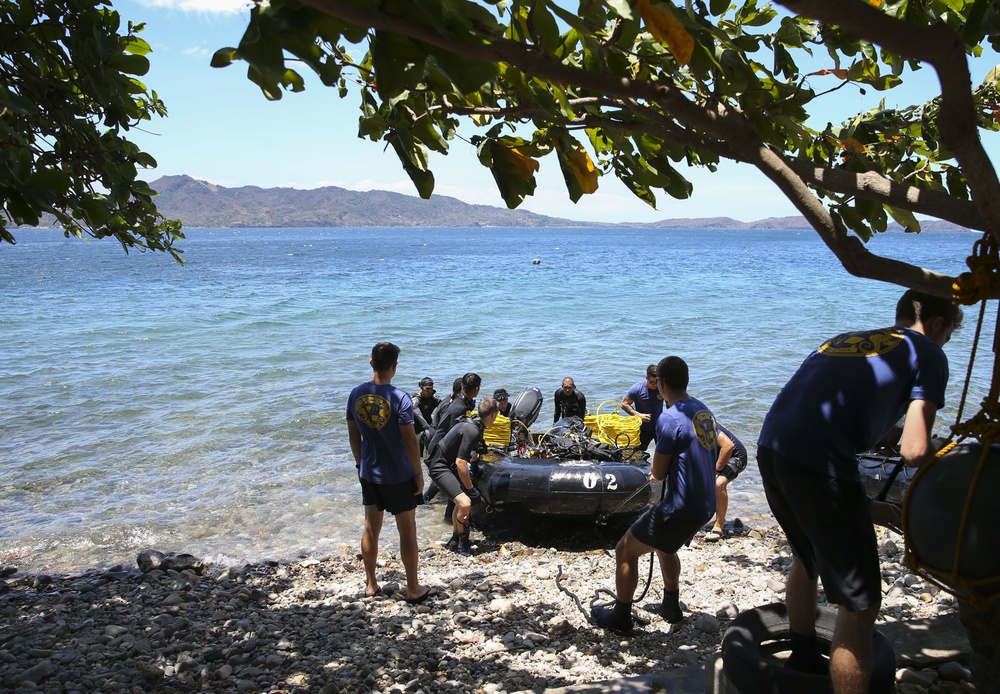 Balikatan 2019: U.S. and Philippine Navy divers train side-by-side during Exercise Balikatan