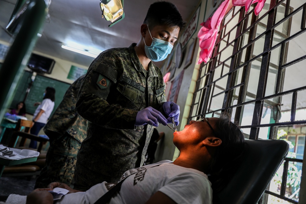 Balikatan 2019: Service members share health information Balikatan 2019: Service members share health information