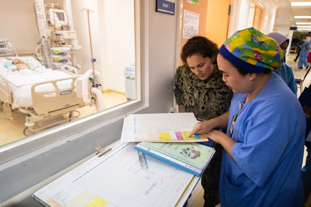 Pacific Partnership 2019 Personnel discuss medical procedures with Malaysian Doctors